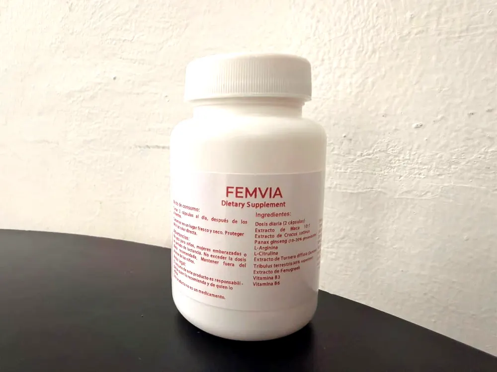 Etiqueta de un suplemento femenino con la lista de ingredientes declarada