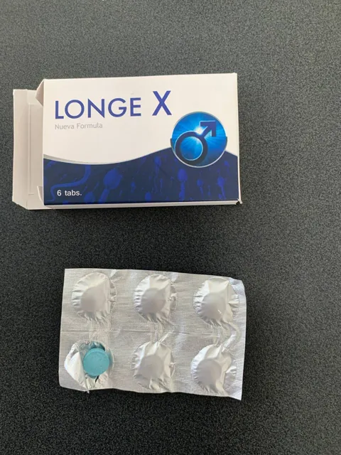 Caja abierta de Longe X con el blíster plateado y una tableta azul